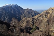 41 Vista sulla Valle Medde con vista in Resegone e sulla strada per Morterone